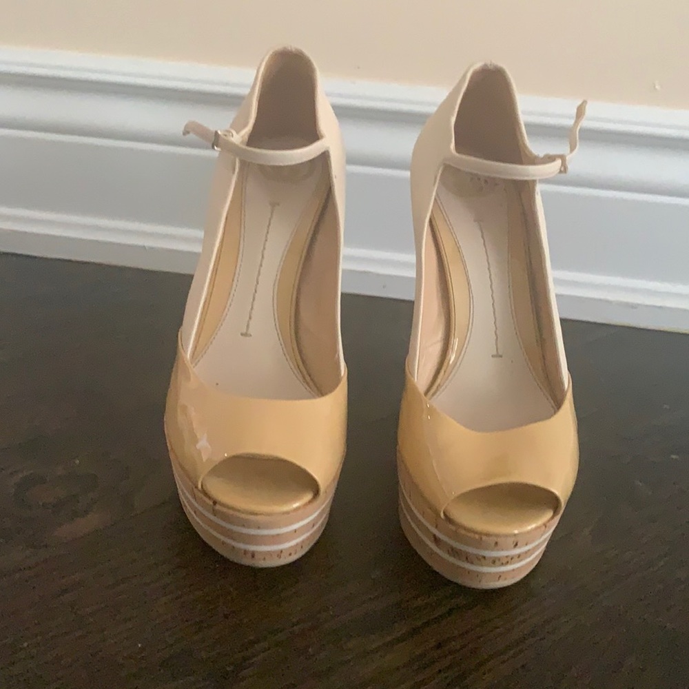 Gucci beige patent leather platform sandals